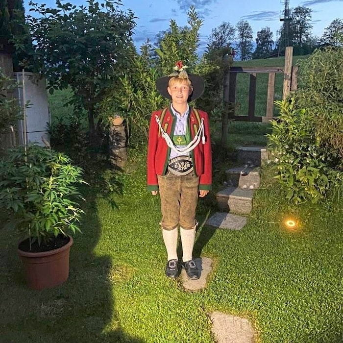Hannes Schregauer schickte ein Foto, auf dem er erstmals die Tracht der Musikkapelle Angerberg ...