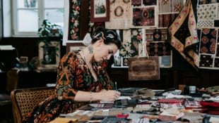 Lena Hoschek ist für ihren unverkennbaren, weiblichen Modestil bekannt.