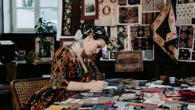 Lena Hoschek kendine özgü, feminen moda stiliyle tanınıyor. (Bild: Susanne Hassler-Smith)