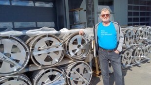 Rudolf Weimann vor den Wärmetauschern.