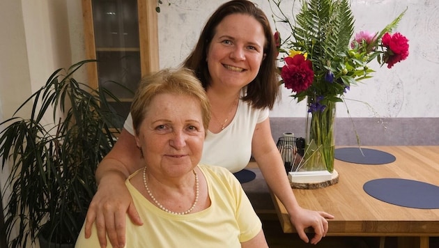 Daniela Schneider mit ihrer Mutter Margarete Zapfel (Bild: Daniela Schneider)