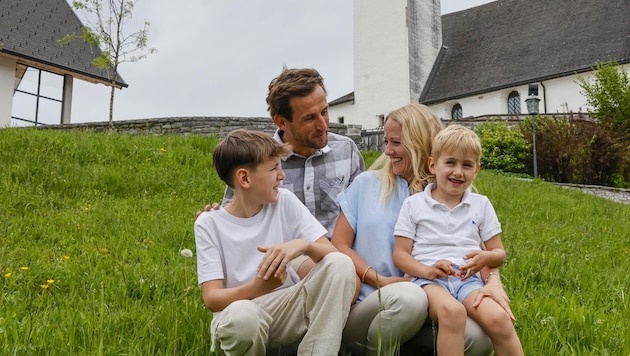 Ivonne Teufl mit ihrem Hermann und den beiden Buben Clemens (12) und Felix (5). (Bild: Tschepp Markus)