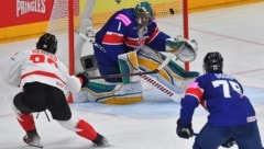 Connor Bedard (l.) erzielte zwei Treffer. (Bild: APA/AFP/Michal Cizek)