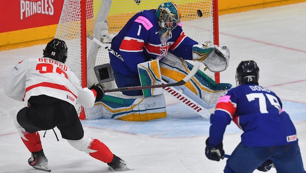 Connor Bedard (l.) erzielte zwei Treffer. (Bild: AFP/APA/Michal Cizek)