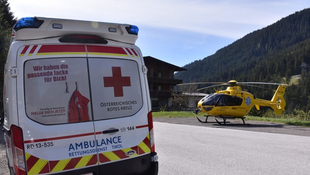 Work accident in Hippach: The seriously injured man was flown to Innsbruck Hospital by helicopter after initial treatment. (Bild: ZOOM Tirol)