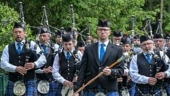 „Allein eine schiefe Krawatte reicht bei einem Gathering, dass von den Referees Punkte abgezogen werden“, erklärt Pipe Major Thomas Torda (ganz links). (Bild: zVg)