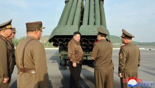 Der nordkoreanische Staatschef Kim Jong Un (Mitte) verfolgt einen Test des neuen Mehrfachraketenwerfers. (Bild: ASSOCIATED PRESS)