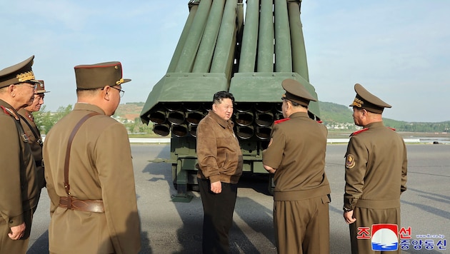 Kim Dzsong Un észak-koreai vezető (középen) az új többszörös rakétaindító rakéta tesztelését nézi. (Bild: ASSOCIATED PRESS)