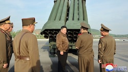 Der nordkoreanische Staatschef Kim Jong Un (Mitte) verfolgt einen Test des neuen Mehrfachraketenwerfers. (Bild: ASSOCIATED PRESS)