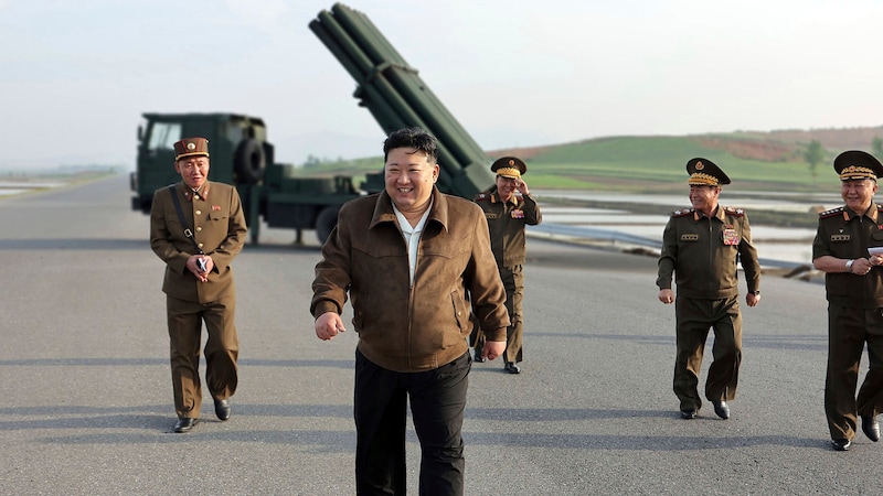 Kim Dzsongun elégedettnek tűnik. (Bild: ASSOCIATED PRESS)
