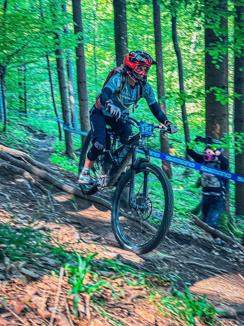 Dreimal galt es beim SloEnduro Day, jeweils die beiden Trails „Jelly Belly“ und „Scooby“ zu meistern. Das Starterfeld war bunt gemischt. Der jüngste Starter war neun Jahre alt, alle hatten richtig viel Spaß auf den neuen Enduro-Trails am Falkenberg. (Bild: Wallner Hannes/Hannes Wallner)