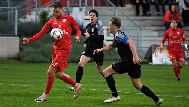 Siegendorf (left, Lukas Grozurek) are crowned champions. (Bild: ASV Siegendorf)