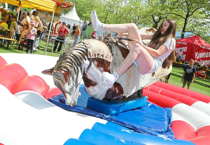Im Spieleland versuchten sich einige im Rodeo-Reiten. Spaß ist garantiert!