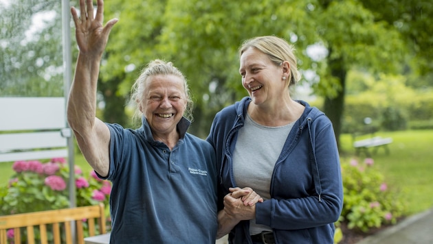 Marion Kreidenhuber (right) with one of her residents (Bild: Neumayr Fotografie - Christian L)