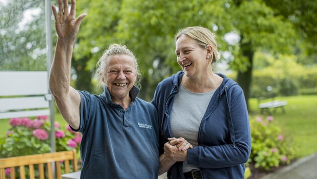 Marion Kreidenhuber (re.) mit einer ihrer Bewohnerinnen (Bild: Neumayr Fotografie - Christian L)