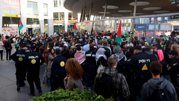 Malmö'de agresif bir atmosfer! Filistin yanlısı gruplar şarkı yarışması başlamadan önce protesto gösterileri düzenleyerek İsrail'e karşı nefret dolu sloganlar attı. (Bild: APA/AFP/TT NEWS AGENCY/Andreas HILLERGREN)