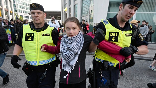 Greta Thunberget a svéd rendőrség szombat este elviszi. Palesztin sálat visel. (Bild: APA Pool/APA/AFP/TT NEWS AGENCY/Johan NILSSON)