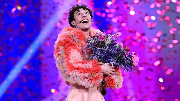 Sänger Nemo gewann im Mai für die Schweiz den Song Contest in Malmö. Jetzt wurde eine Abstimmung über den ESC in der Schweiz erzwungen. (Bild: APA/AFP/Tobias SCHWARZ)