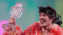 Der Schweizer Musiker Nemo beim Eurovision Song Contest (Bild: APA/AP Photo/Martin Meissner)