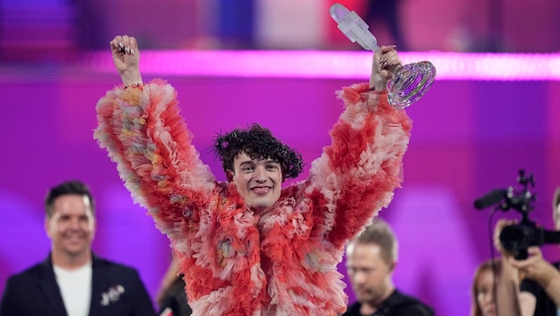 Nemo gewann für die Schweiz den ESC. Jetzt wettert der türkische Präsident gegen den Song Contest, der laut ihm „Geschlechtsneutralität“ fördert. (Bild: APA/AP Photo/Martin Meissner)