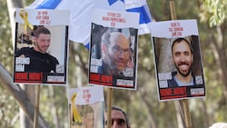 Die britisch-israelische -Hamas-Geisel Nadav Popplewell (zu sehen auf dem Plakat in der Mitte) ist tot. (Bild: AFP/Jack Guez)