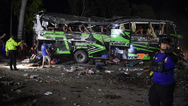 Endonezya'da bir okul otobüsünün karıştığı kazada en az on bir kişi ölmüş ve onlarca kişi de yaralanmıştır (resim enkazın düzeltilmesini göstermektedir). (Bild: AFP/Timur Matahari)