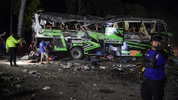 Bei einem Unfall mit einem Schulbus (das Bild zeigt das wieder aufgerichtete Wrack) sind in ...