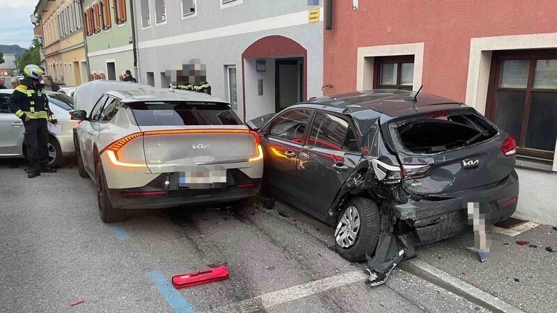 Das E-Auto fuhr in die parkenden Autos. (Bild: Berufsfeuerwehr Klagenfurt)