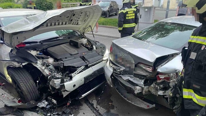 Az összes autó súlyosan megrongálódott.