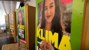 Eine Umfrage des Meinungsforschungsinstitutes OGM zeigt, dass den Grünen die Querelen um ihre Spitzenkandidatin Lena Schilling (im Bild auf Plakaten) schaden könnten. (Bild: AFP/Joe Klamar)