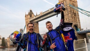 Marco Waltenspiel (li.) und Marco Fürst flogen Sonntag mit Wingsuits unter der Tower Bridge hindurch. (Bild: Joerg Mitter / Red Bull Content Pool)