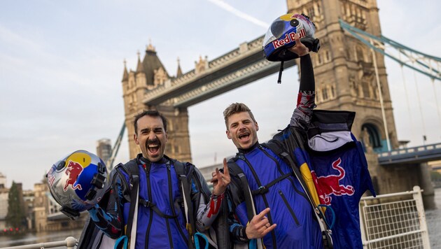 Marco Waltenspiel (li.) und Marco Fürst flogen Sonntag mit Wingsuits unter der Tower Bridge hindurch. (Bild: Joerg Mitter / Red Bull Content Pool)