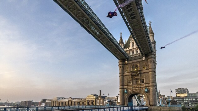 The flight through the London landmark. (Bild: Mihai Stetcu / Red Bull Content Pool)