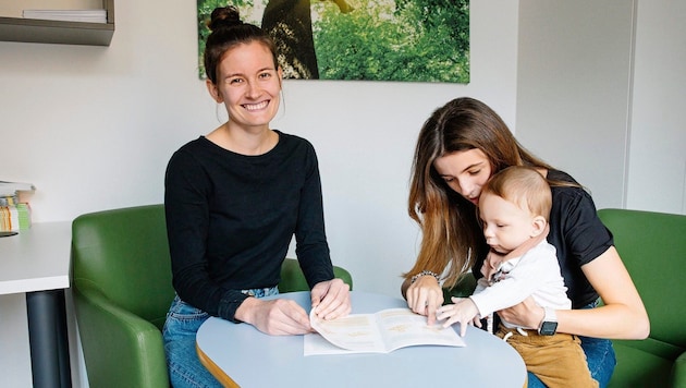 Jungmama Denise mit ihrem Sohn (re.) und Elisabeth Bramauer, Hebamme bei YoungMum im Wiener St. Josef Krankenhaus.