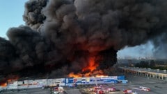 Praktisch der gesamte Komplex stand damals in Flammen. (Bild: RuptlyTV (Screenshot))