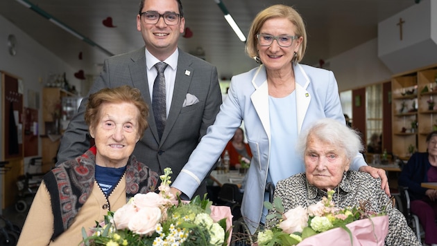 Es gab viel zu erzählen: Besuch bei den „Jubiläumsmüttern“, Bürgermeister Patrick Strobl war mit dabei. (Bild: Gerhard Pfeffer)