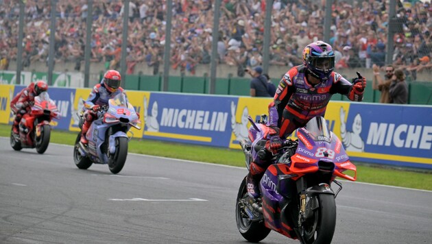 Jorge Martin (r.) won ahead of Marc Marquez and Francesco Bagnaia. (Bild: APA/AFP/LOU BENOIST)