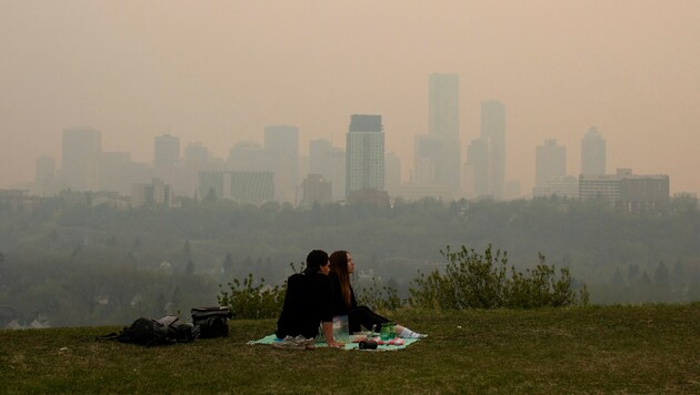 A súlyos tüzek hátterében Edmonton városát sűrű füstfelhőkbe burkolózott. (Bild: ASSOCIATED PRESS)