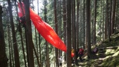 Zum spektakulären Unfall kam es Sonntagmittag am Hochschwendberg. (Bild: ZOOM Tirol/Krone KREATIV)