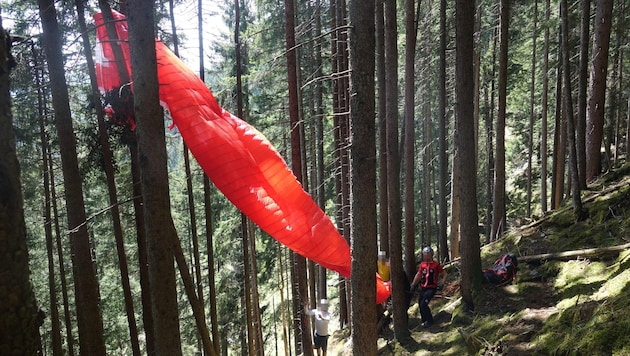 Zum spektakulären Unfall kam es Sonntagmittag am Hochschwendberg. (Bild: ZOOM Tirol/Krone KREATIV)