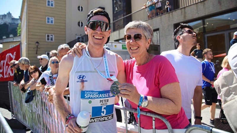 Im Vorjahr freute sich Peter Herzog mit seiner Mama über den Sieg beim Salzburg Marathon.  (Bild: Tröster Andreas)