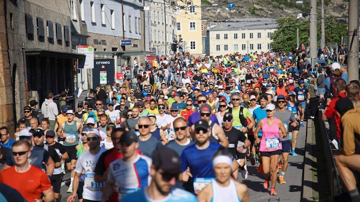 Thousands of running enthusiasts pushed themselves to their limits in the city of Mozart on ...
