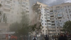 A direct hit by a grenade in an apartment building caused the entire entrance area to collapse from the tenth to the second floor. (Bild: APA/AFP/STRINGER)