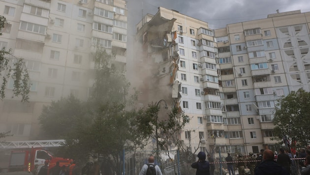 Bir apartman bloğuna doğrudan isabet eden bir el bombası, onuncu kattan birinci kata kadar tüm giriş alanının çökmesine neden oldu. (Bild: APA/AFP/STRINGER)