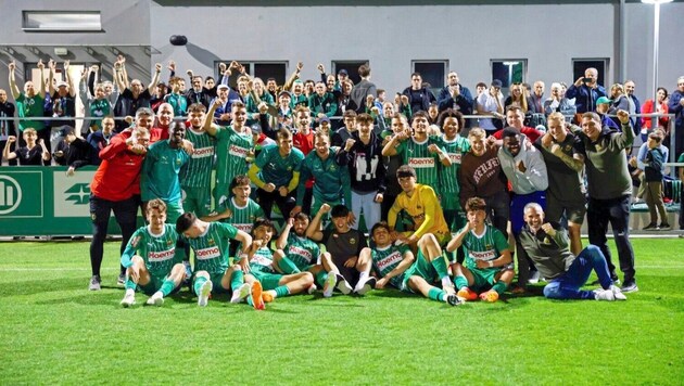 Rapid II celebrated their direct promotion back to the 2nd division. (Bild: El Maximus Manfredo)