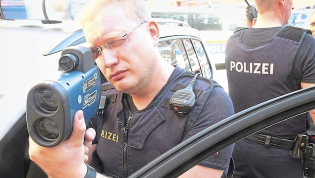 The police had mobile laser measuring devices in use when the speeding driver drove off in Neukirchen an der Vöckla (Bild: Andi Schiel)