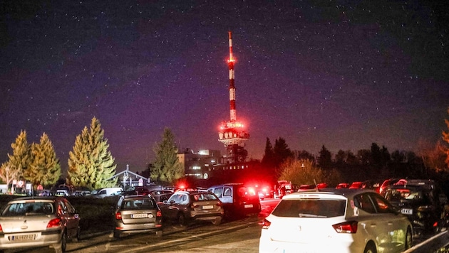 Alles zugeparkt: Polarlicht-Jäger am Gaisberg (Bild: Scharinger Daniel)