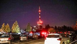 Alles zugeparkt: Polarlicht-Jäger am Gaisberg (Bild: Scharinger Daniel)