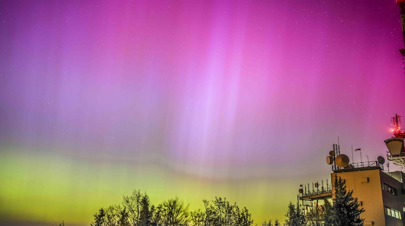 Der Himmel war am Gaisberg nur in der Nacht auf Samstag so farbenfroh. (Bild: Daniel Scharinger)