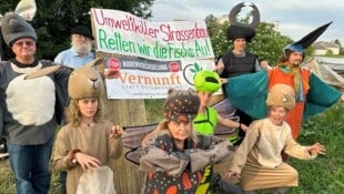 Aktivisten um Doris Holler-Brucker (Mitte) sind wie damals verkleidet. Auch Reinhard Bödenauer ...